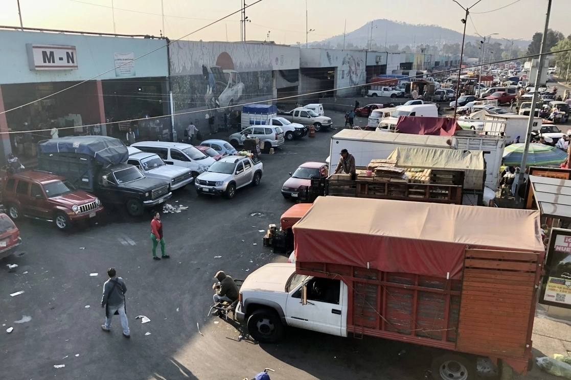 Los jóvenes fueron detenidos por presunto asalto de comerciantes que acudían a la Central de Abasto en Iztapalapa. Foto Luis Castillo / Archivo