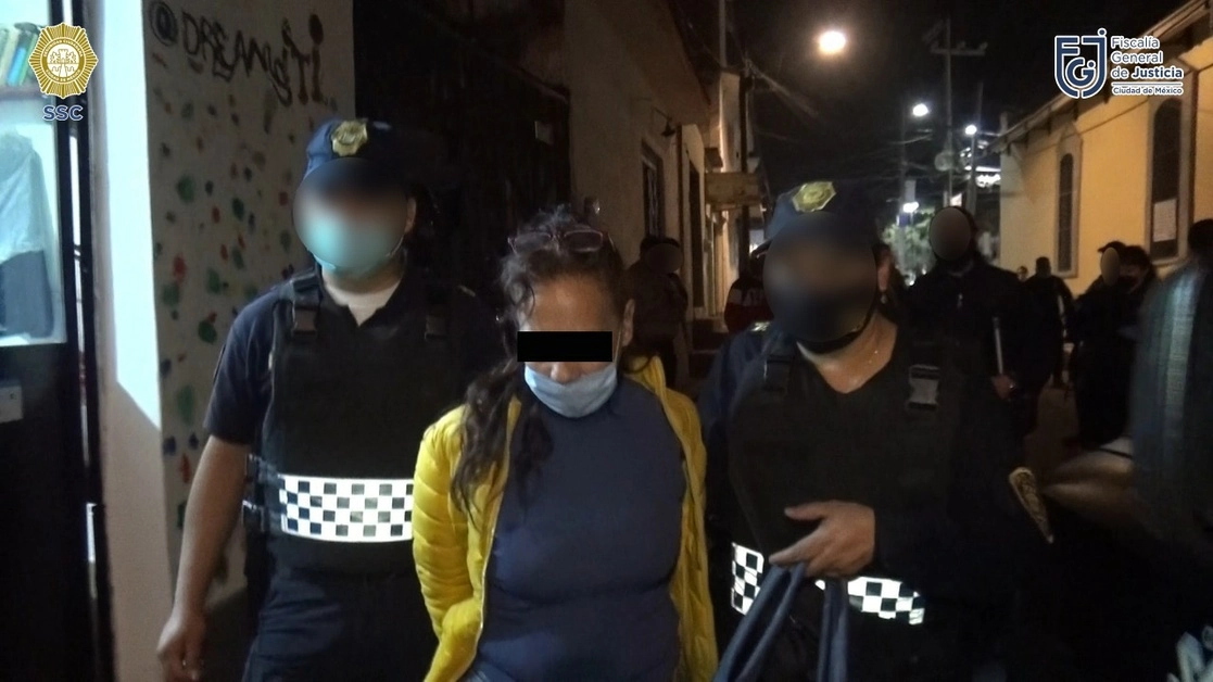 María Liliana “M” fue detenida en un domicilio ubicado en la calle Belisario Domínguez, en la colonia Calyequita, donde la SSC aseguró alrededor de 183 dosis de cocaína. Foto cortesía SSC-FGJ
