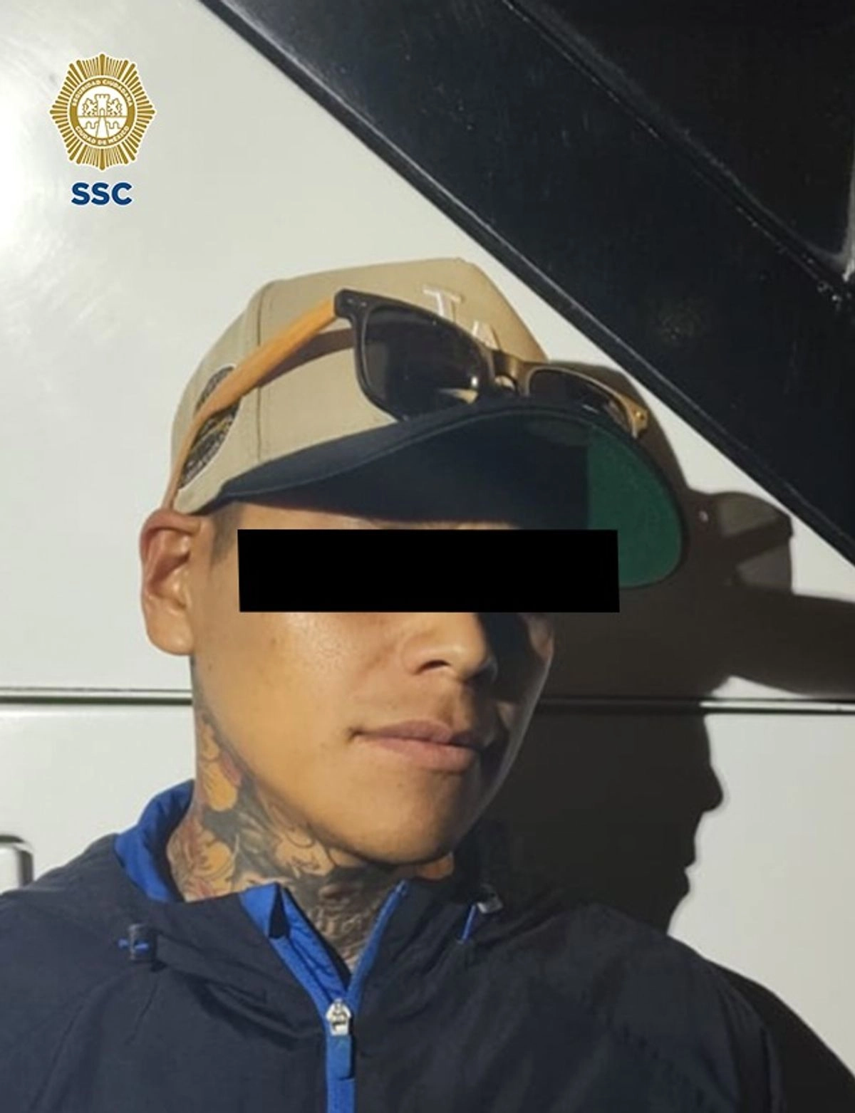 s reportes señalan que la primera acción policial se desarrolló en las calles de Kansas y Dakota, colonia Ampliación Nápoles, cuando un hombre mencionó que sujetos que caminaban metros más adelante, sin mediar palabra, lo golpearon. En la imagen, uno de los detenidos.