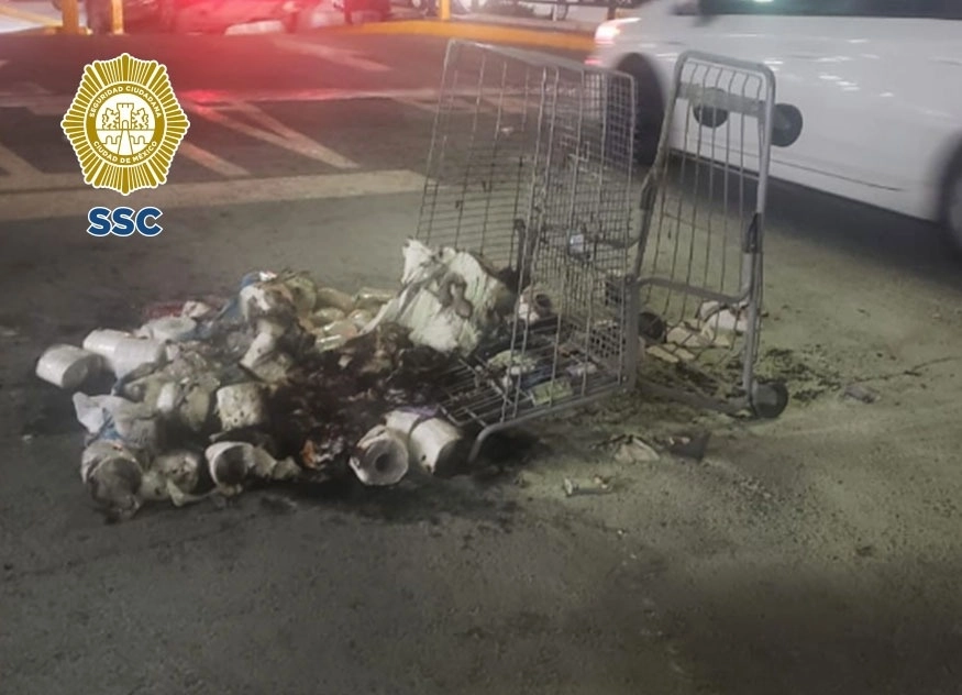 En la imagen se muestra la mercancía que incendió uno de los hombres que intentó robar en un centro comercial de la Benito Juárez. Foto cortesía SSC