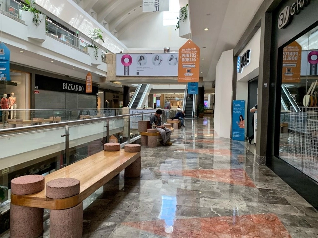 Interior del Centro Comercial Santa Fe. Foto Marco Peláez / Archivo
