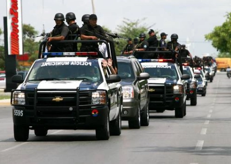 En imagen de archivo, policías de Cancún, Quintana Roo, durante un operativo de seguridad. Foto Julio César Solis