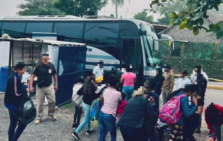 Doce autobuses de la línea Transporte Istmeños, que trasladaban a más de 400 migrantes provenientes del Istmo de Tehuantepec, Oaxaca, a Sayula de Alemán, Veracruz, fueron detenidos por elementos de la Guardia Nacional. Foto 'La Jornada' / Archivo
