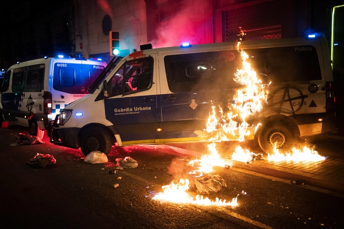 En la patrullada incendiada había un oficial de la policía. Foto Ap