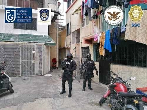 Personal que realiza operativos en colonias de la Ciudad de México. Foto 'La Jornada'