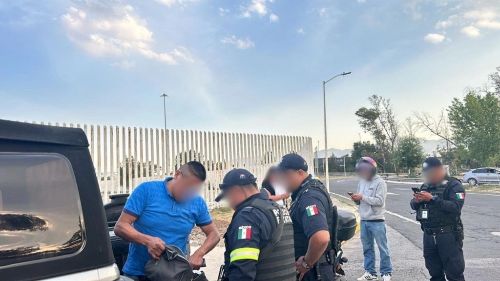 Durante el desarrollo del operativo se entrevistó a operadores de unidades de transporte, quienes hicieron señalamientos sobre los puntos carreteros donde se presentan robos. Foto FGJEM y SSEM