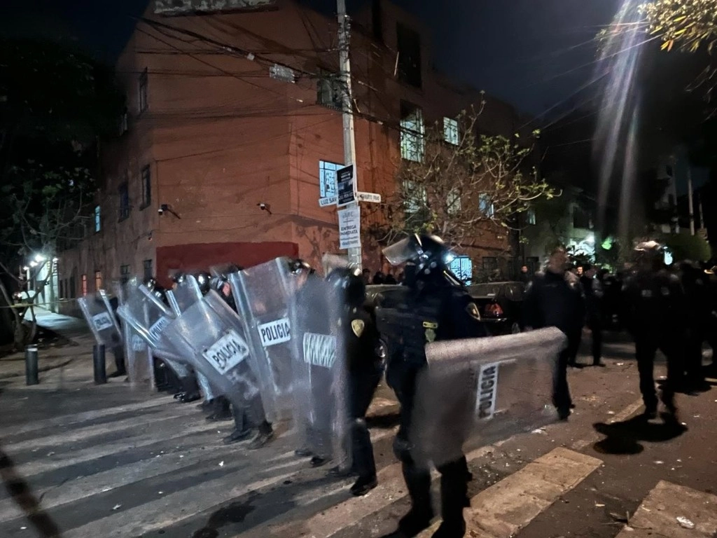 La noche del martes propietario de un departamento en la colonia Piedad Narvarte pidieron el apoyo de la policía. Foto Luis Castillo
