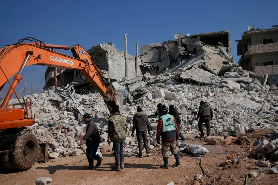 Los equipos de rescate limpian los escombros de las casas derrumbadas en Atareb, Siria, el domingo 12 de febrero de 2023. Foto Ap