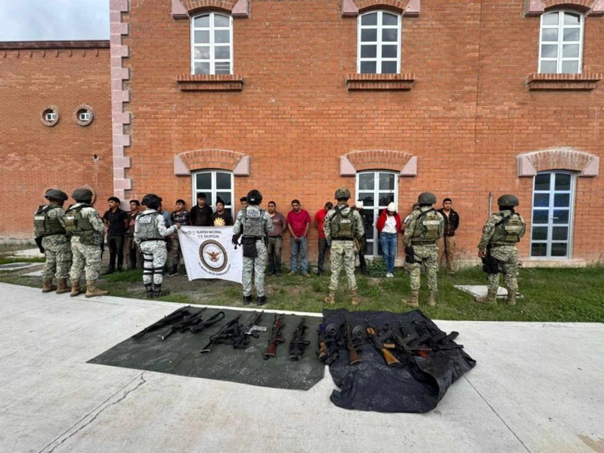 En apego a los protocolos legales las 14 personas detenidas y las 15 armas largas que portaban, así como los cartuchos para las mismas, fueron trasladados a la ciudad de Fresnillo donde se pusieron a disposición legal de la representación de la Fiscalía General de la República. Foto