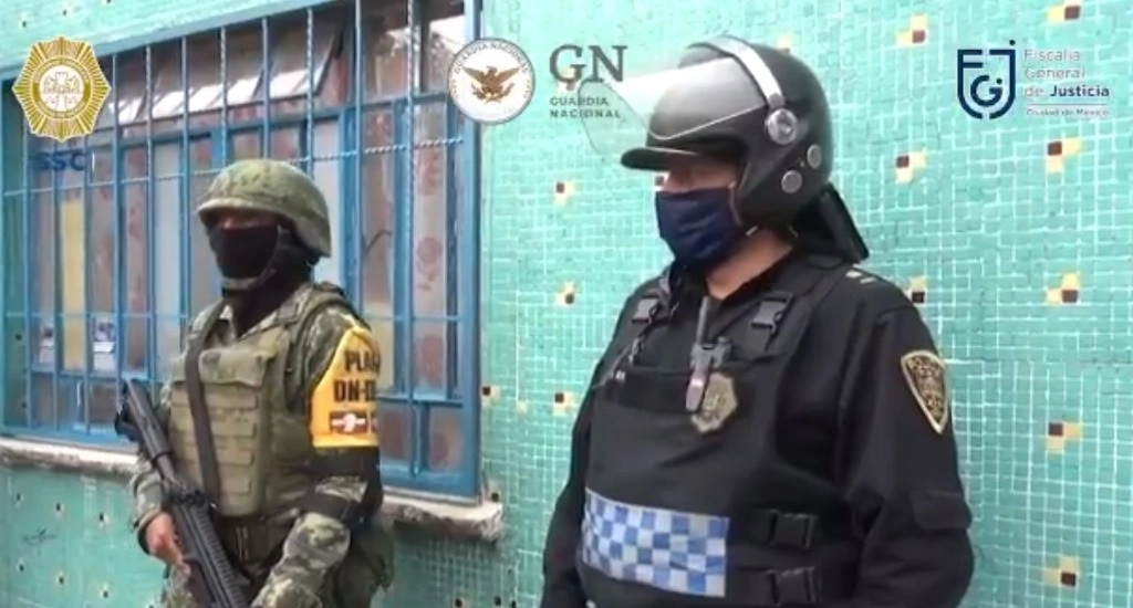 Un total de 15 personas fueron detenidas durante el operativo; se cumplieron ocho órdenes de cateo, en Azcapotzalco, con lo que aseguraron casi 600 dosis de droga. Foto Twitter @SSC_CDMX