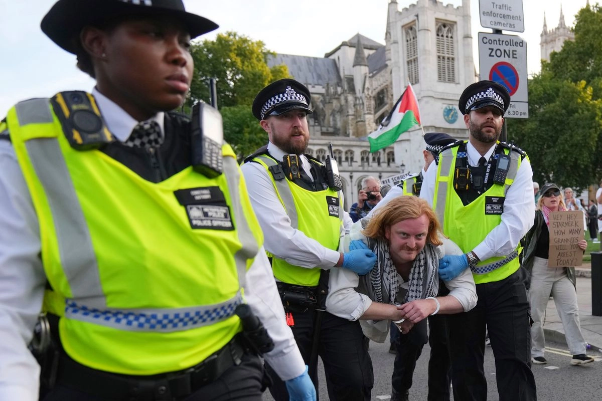 Agentes de policía llevan a un manifestante durante una protesta en apoyo a Acción Palestina en Londres, el 6 de septiembre de 2025.
