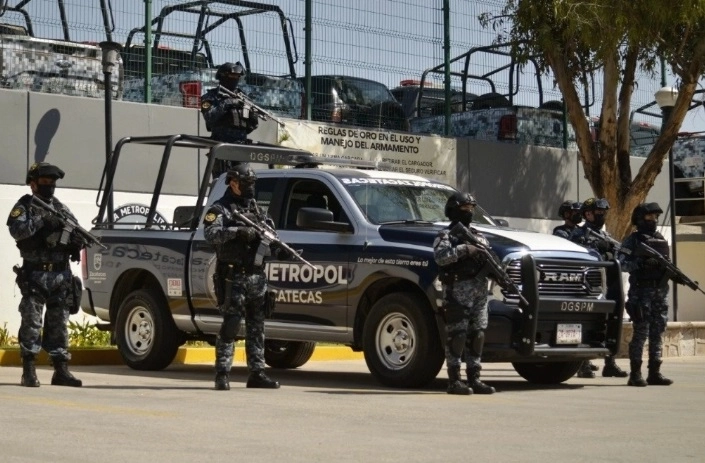 La persecución ocurrió en la colonia Las Arboledas, donde los policías y militares observaron un vehículo Volkswagen Jetta, color azul rey, “que circulaba de manera sospechosa”.