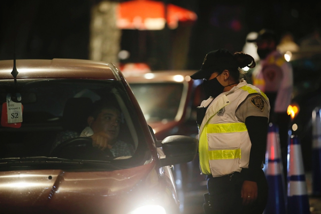 El fin de semana se puso en marcha el programa de la prueba de alcoholemia en nueve puntos de la Ciudad de México. Foto Víctor Camacho