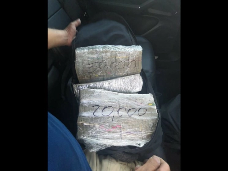 La Fiscalía del Edomex detuvo a dos hombres en posesión de 220 mil dólares en efectivo, cuya procedencia no pudieron acreditar. Foto tomada de Twitter @FiscalEdomex