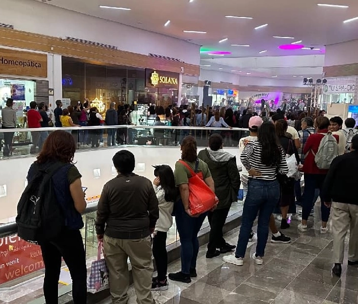 A través de los cámaras del C2 norte, se inició la búsqueda de los presuntos responsables, los operadores identificaron la ruta de escape, de dos de los probables responsables, que viajaban en una motocicleta de color negro. Foto Facebook Plaza Lindavista