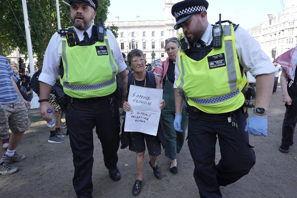 Una mujer mayor es detenida por agentes de policía durante una protesta en apoyo de Acción Palestina en el centro de Londres, el 9 de agosto de 2025. Foto 