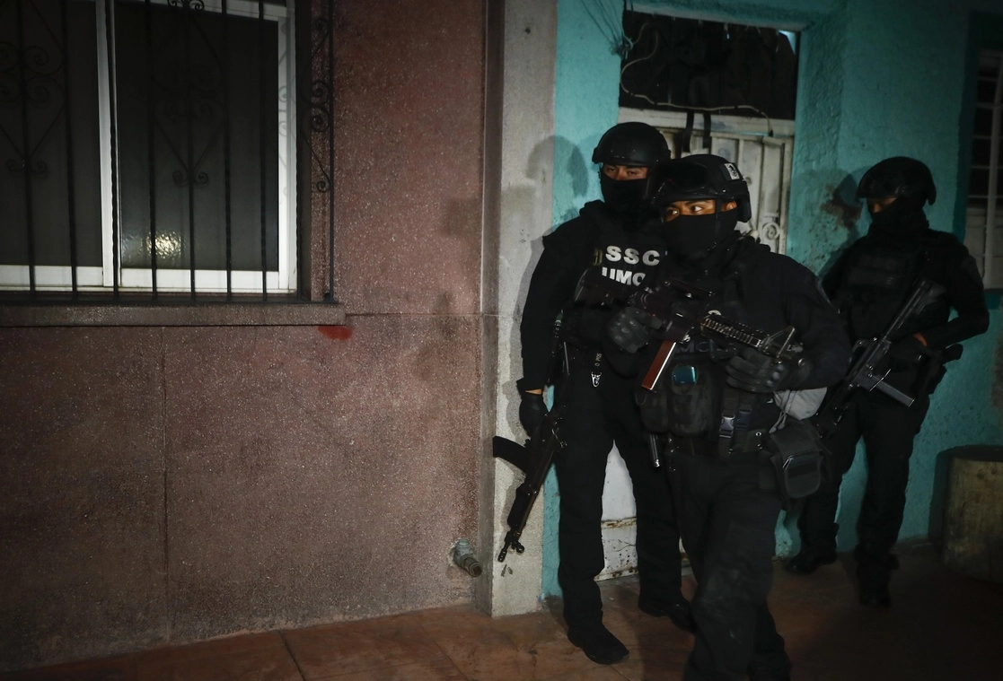 Policías capitalinos durante un operativo, en imagen de archivo. Foto Víctor Camacho