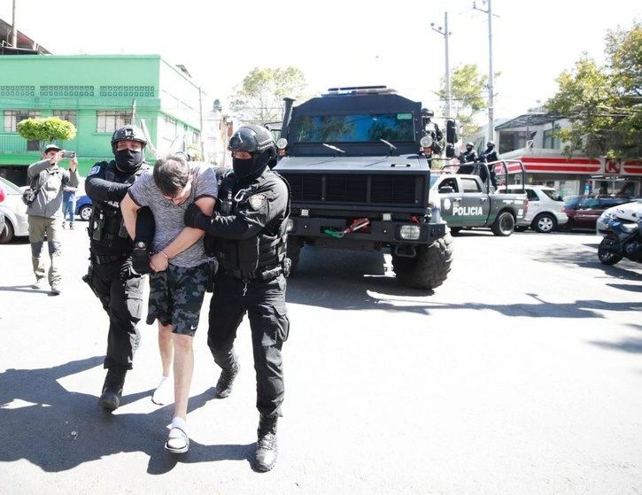 Elementos de la Secretaría de Seguridad Ciudadana de la CDMX lograron la detención de Andrés Felipe Munera Castañeda, presunto líder de la 'Unión Tepito'. Fue trasladado a la Fiscalía Antisecuestro, ubicada en la alcaldía Azcapotzalco. Foto ‘La Jornada’