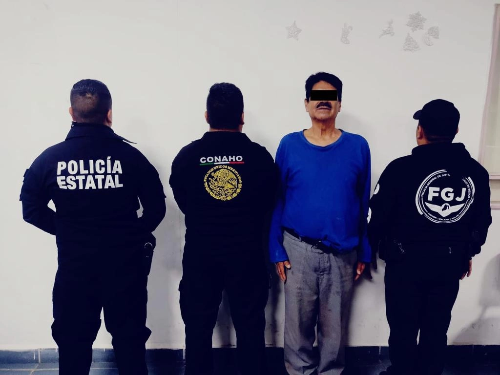 En un operativo conjunto, autoridades federales y del Estado de México detuvieron en Tlalnepantla, a un hombre de 75 años de edad, identificado como 'El Roger'. Foto cortesía SSPC

