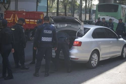 La detención se dio cuando los policías se percataron de que individuos en un auto intercambiaban dinero por paquetes. Foto Carlos Ramos Mamahua/Archivo.