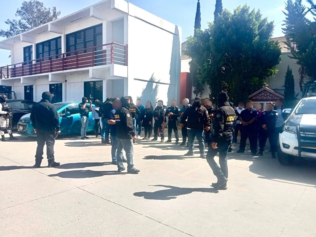 Al menos 21 personas fueron detenidas, entre ellas 10 policías, que integraban una red delictiva relacionada con una organización criminal con orígenes en el estado de Jalisco. Foto ‘La Jornada’