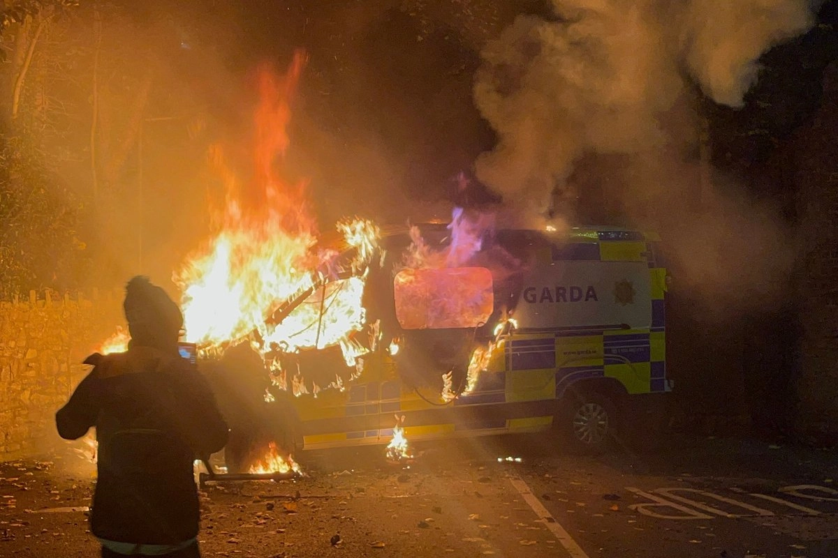 La víspera, fueron detenidas seis personas en una protesta en el mismo sitio, donde manifestantes encendieron un vehículo policial. Foto