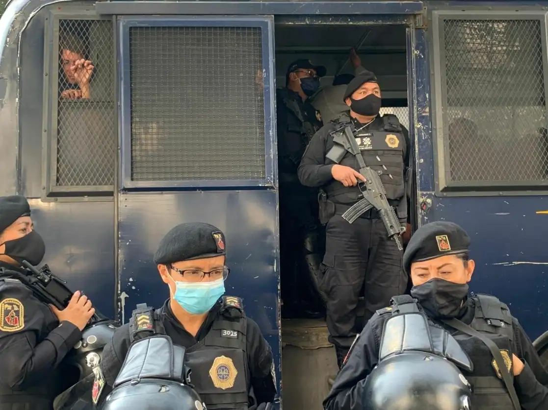 Policías de la Secretaría de Seguridad Ciudadana detuvieron a 26 presuntos extorsionadores de choferes de pipas de agua en las alcaldías Iztapalapa y Xochimilco, en la capital del país. Foto Alfredo Domínguez