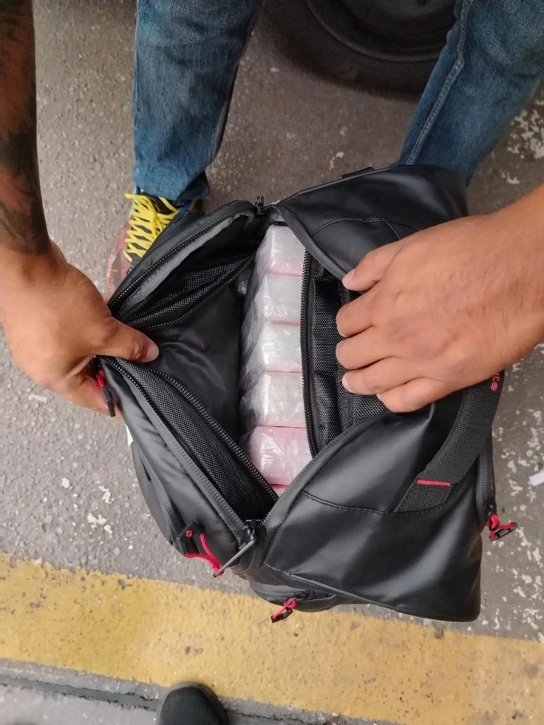 El AICM destacó que “con acciones como éstas la SEMAR y el AICM ratifican su compromiso con la ciudadanía de impedir actividades ilícitas en nuestro aeropuerto a fin de que nuestras instalaciones sean seguras para nuestros pasajeros”. Fotos @AICM_mx 
