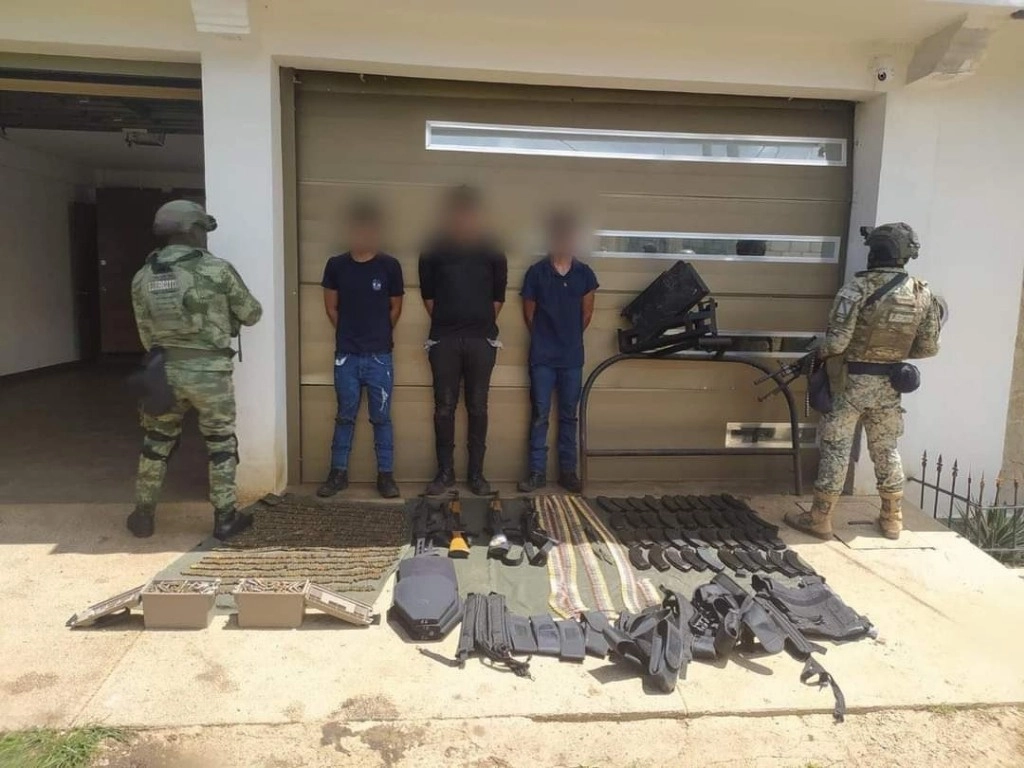 Los tres presuntos integrantes de la delincuencia organizada fueron aprehendidos en un intenso operativo del Ejército Mexicano en la región central del Estado, a quienes además se les aseguró un arsenal de armas largas, cargadores, cientos de cartuchos útiles y vehículos. Foto tomada de X @isain.