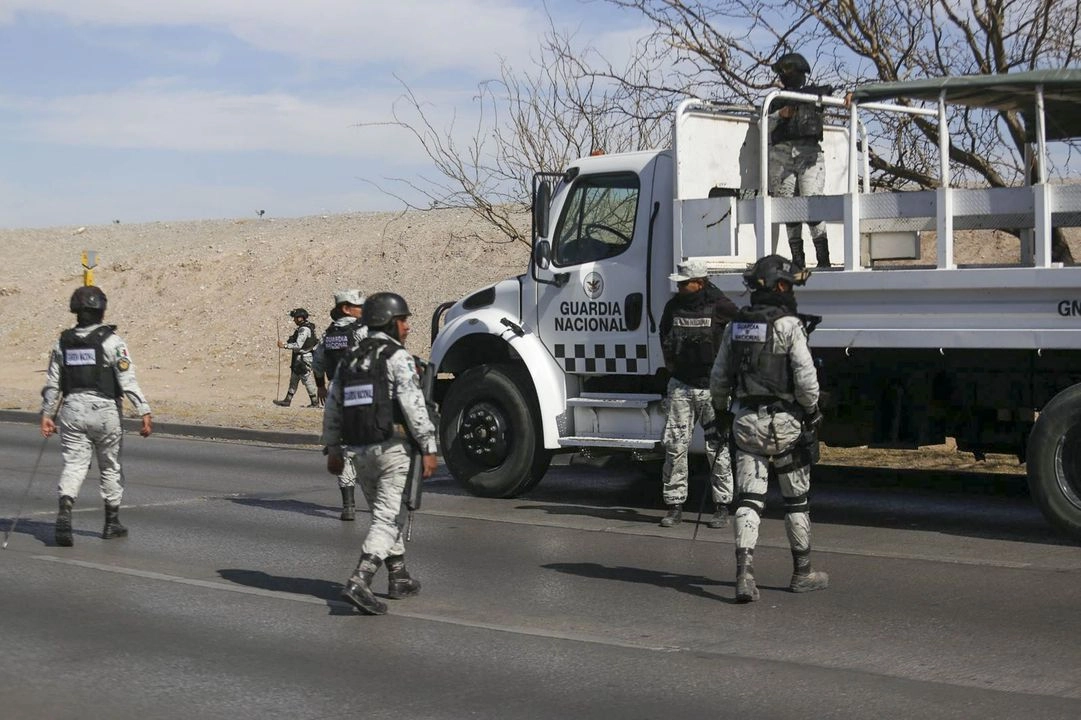La fiscalía de Chihuahua reportó que el arresto de las cuatro personas ocurrió la noche del miércoles, en una brecha que conduce del municipio Aldama a la localidad de San Diego de Alcalá, después de que intentaron huir de los agentes estatales y de la Guardia Nacional, además detonaron armas de fuego. Foto