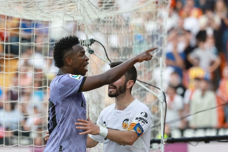 "No era la primera vez, ni la segunda, ni la tercera. El racismo es normal en LaLiga. La competición piensa que es normal, lo mismo la Federación y los rivales lo alientan", lamentó Vinicius tras el encuentro ante el Valencia. Foto Afp / Archivo