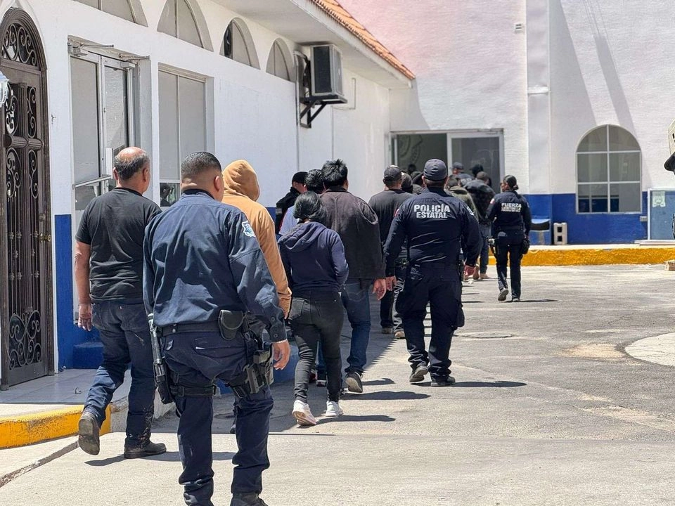 Durante el despliegue, se aseguró a 37 migrantes, también fueron detenidos 11 individuos de nacionalidad mexicana vinculados con el tráfico ilegal de personas. Foto 