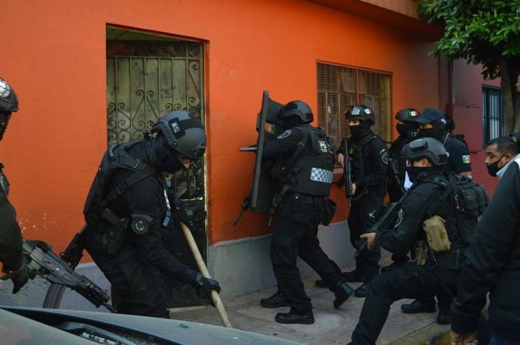 Tres hombres y una mujer fueron detenidos con 572 bolsitas de cocaína y mariguana en cuatro cateos en domicilios ubicados en la colonia Pensil, en Miguel Hidalgo. Foto cortesía de la SSC