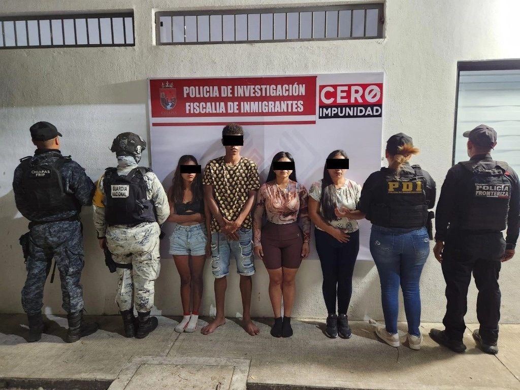 las cuatro personas identificadas como Juanita N, Lilia N, Mayra N y Yorfran N, este último de nacionalidad venezolana, fueron capturadas por elementos de la FGE en coordinación con la Secretaría de Seguridad del Pueblo y la Fuerza de Reacción Inmediata Pakal. Foto @FGEChiapas
