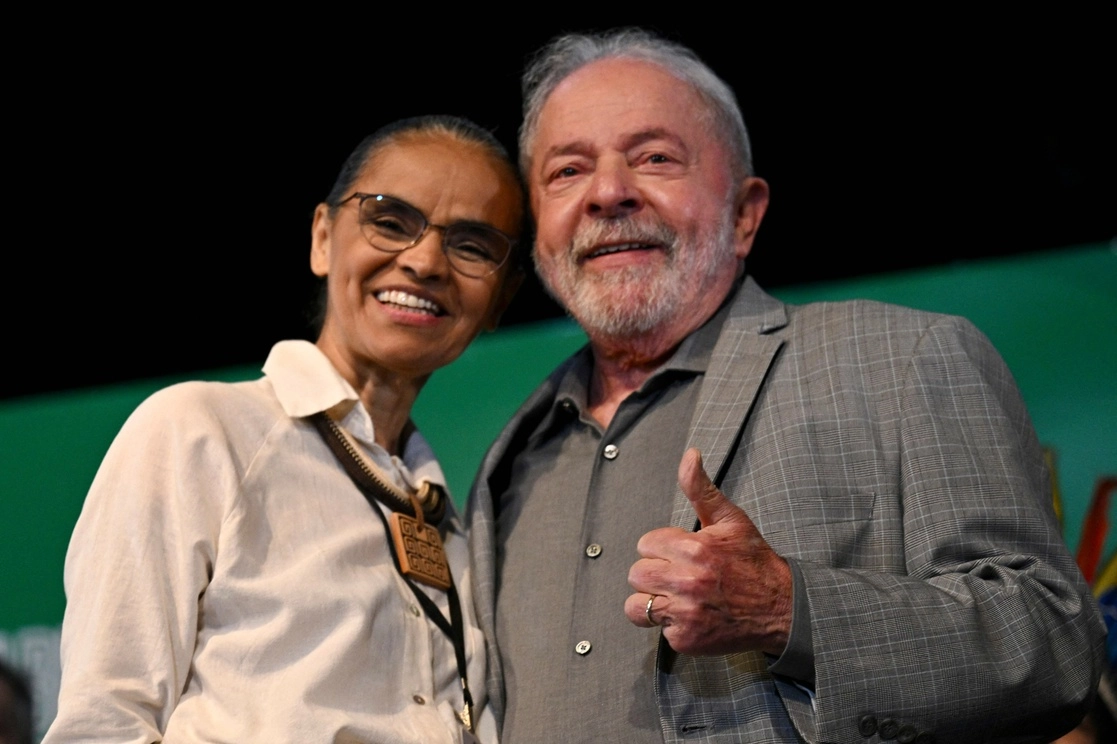 Luiz Inácio Lula da Silva nombró a la ecologista Marina Silva (izquierda) como ministra de Medio Ambiente, y la líder indígena Sonia Guajajara al frente de la inédita cartera de Pueblos Originarios, completando su gabinete a tres días de iniciar su tercer mandato presidencial. Foto Afp