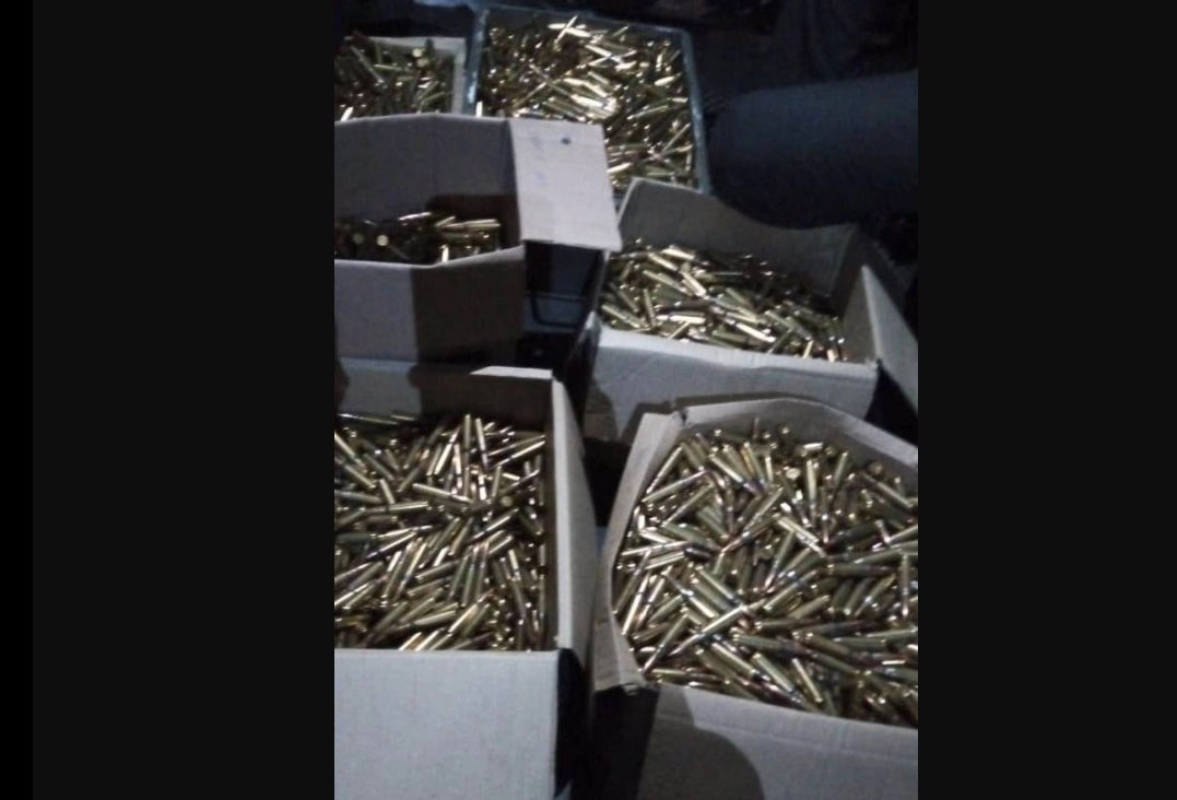 Elementos de la Guardia Nacional detuvieron a cuatro personas en inmediaciones del municipio de Coyotepec, Estado de México, que transportaban 8 mil 400 cartuchos útiles para fusil de asalto. Foto Guardia Nacional