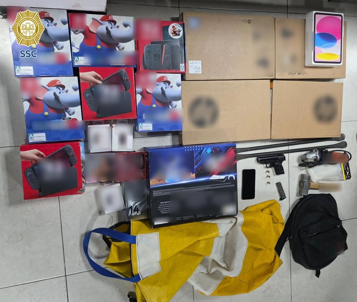 Los sujetos fueron detenidos y, al efectuar una revisión en el sitio, se les aseguró un costal de color amarillo que contenía cuatro computadoras portátiles, dos relojes inteligentes, una tableta electrónica y cinco consolas de videojuegos portátiles. 