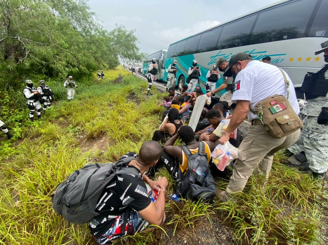 Al contingente de migrantes se les permitió el paso debido a que en él había mujeres embarazadas y niños que tratan de cruzar la frontera hacia Estados Unidos, el 17 de septiembre de 2021. Foto Julia Le Duc