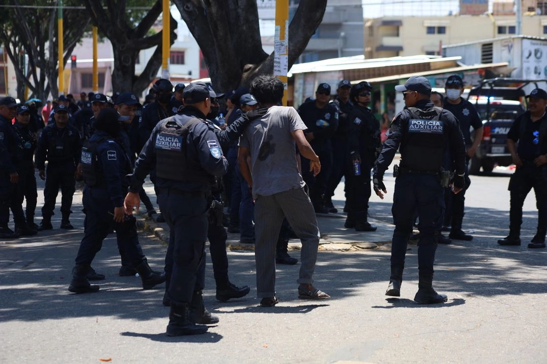 La defensora, Yesica Sánchez Maya de Consorcio para el Diálogo Parlamentario y la Equidad consideró que este operativo además de ser violatorio de los derechos humanos, es sólo un plan para distraer la atención, pues hay situaciones prioritarias como la atención de inseguridad en las colonias. Foto