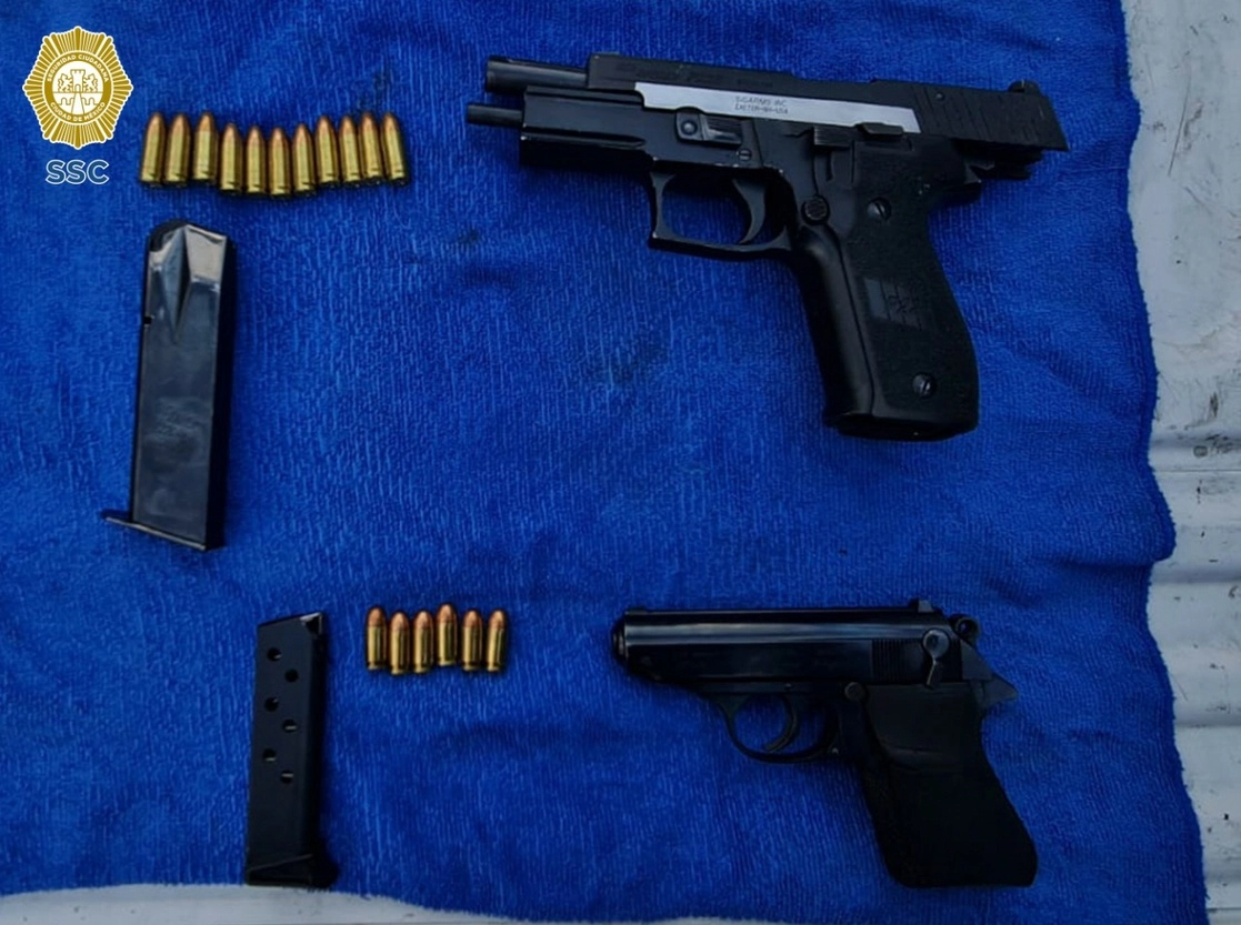 Policías aseguraron dos armas de fuego, 17 cartuchos útiles, dinero en efectivo, cinco celulares, dinero en efectivo, 26 bolsitas con aparente mariguana y 31 dosis de supuesta cocaína. Foto cortesía de la SSC-CDMX
