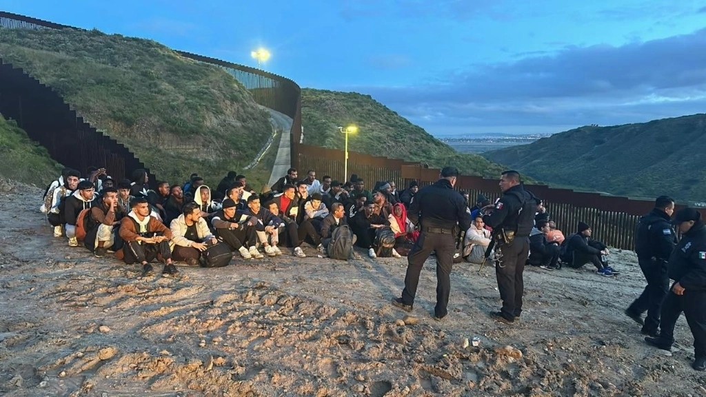entre los migrantes había seis de Ecuador, entre ellas tres mujeres, un brasileño, 26 hombres y una mujer de Mauritania. Un migrante marroquí, otro iraquí, uno más de Paquistán y otro de India, así como dos de Yemen, dos de Etiopía, cuatro egipcios y nueve de Somalia. Foto cortesía En Línea BC
