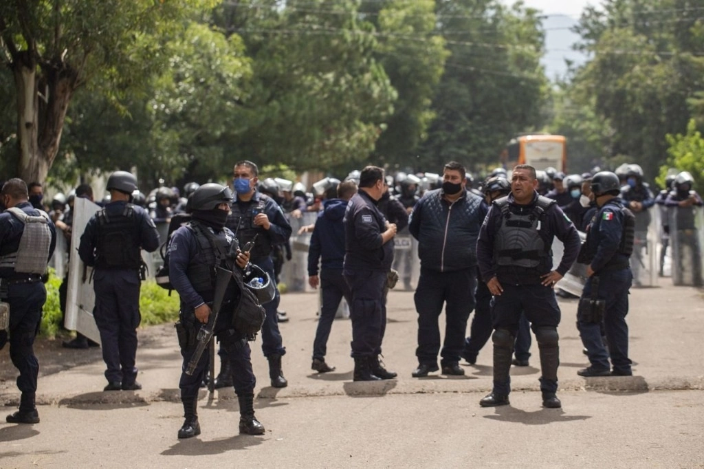 Imagen de archivo de un enfrentamiento entre normalistas y elementos de la policía de Michoacán, en las inmediaciones de la Escuela Normal Rural de Tiripetío. Foto Cuartoscuro
