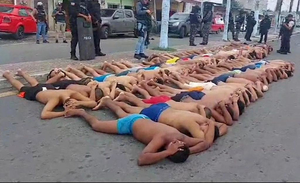 La policía de Ecuador detuvo a 68 presuntos miembros de un grupo criminal que intentó ‘tomar’ el control de un hospital en una localidad de Guayas, el 21 de enero de 2024. Foto Handout / Policía Ecuatoriana / Afp