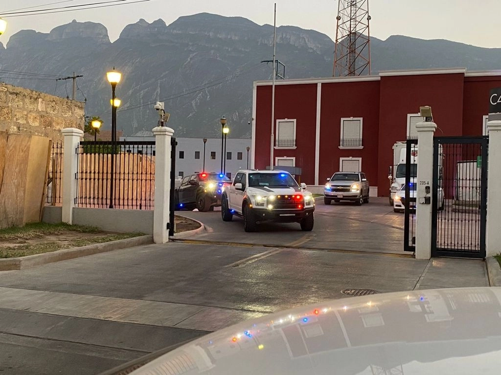 Siete policías del municipio de San Pedro Garza García fueron detenidos por la Fiscalía Especializada Antisecuestros por presuntamente privar de la libertad a un hombre y entregarlo a un grupo criminal. Foto cortesía de la Fiscalía General de Justicia de NL