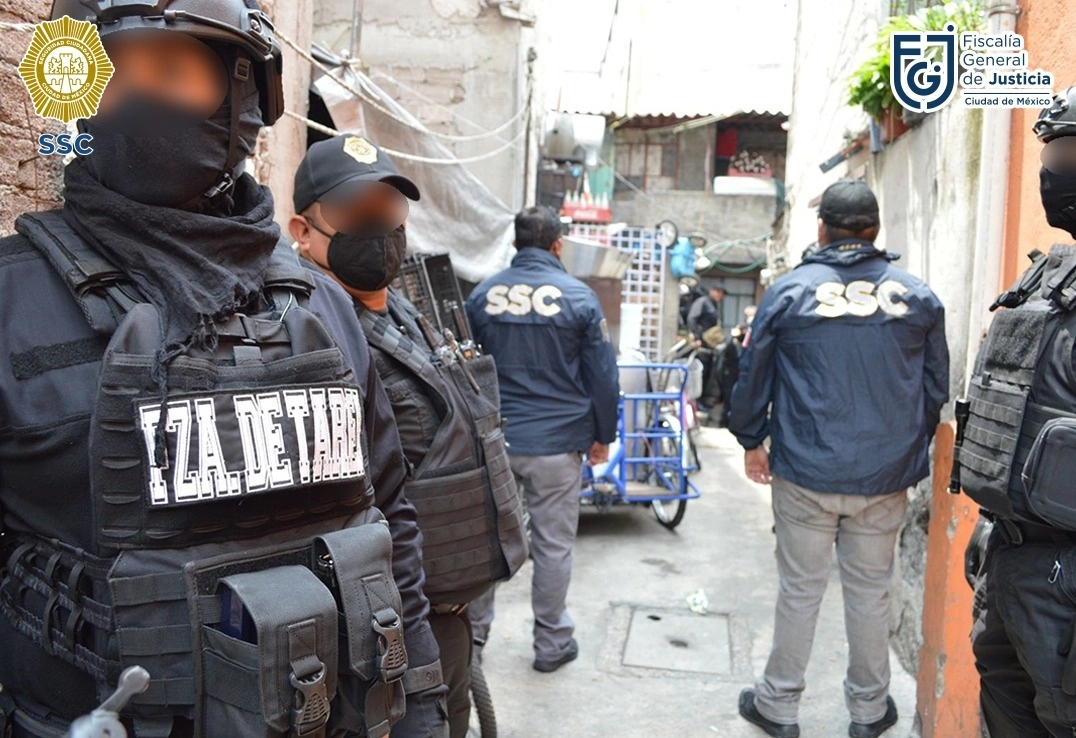 Seis hombres y tres mujeres fueron detenidos por policías capitalinos en un domicilio ubicado en el callejón Dolores, colonia San Pablo, en la alcaldía Iztapalapa, el 8 de julio de 2021. Foto cortesía SSC-CDMX