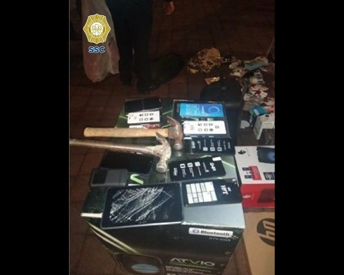 Los sujetos pretendían robar dos computadoras, 13 cámaras, siete bocinas, 97 memorias USB, siete celulares, una tableta electrónica, entre otros objetos. Foto cortesía de la SSC