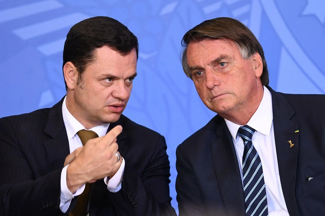 El ex presidente de Brasil, Jair Bolsonaro y el ex ministro de Justicia, Anderson Torres,  durante un evento en Brasilia. Foto Afp