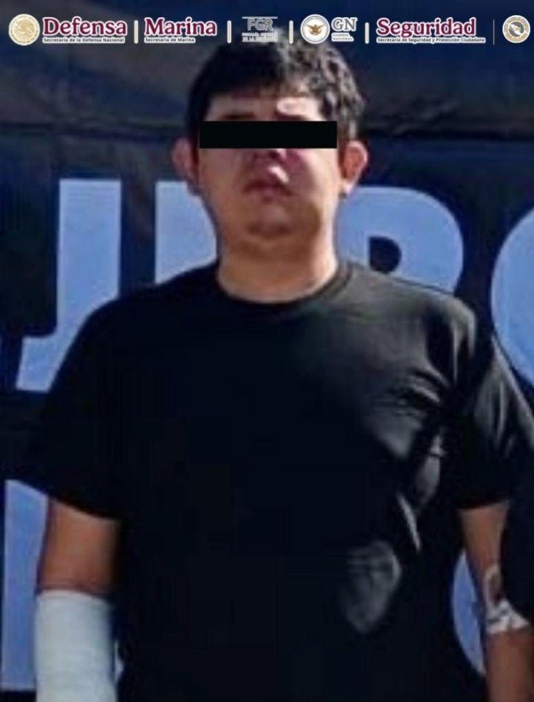 Tras controlar la situación fue detenido Bernal Hernández “identificado como jefe de una célula delictiva que opera en la región, junto con otras cuatro personas, además se aseguraron cinco armas largas, un arma corta, un vehículo, narcótico y el inmueble quedó sellado bajo resguardo policial”. Foto Defemsa