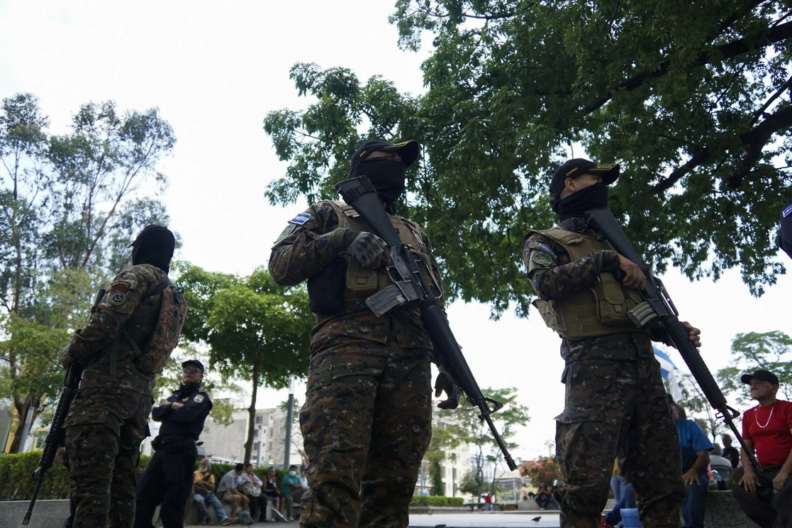 Militares  en actividades de vigilancia en el centro de San Salvador. Foto Xinhua