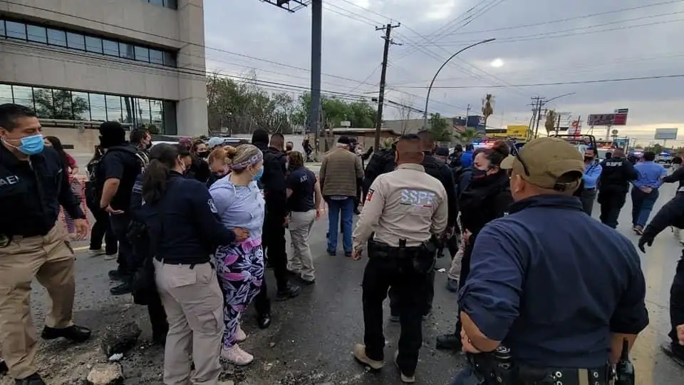 La detención de la candidata del PRI a presidenta municipal de Ciudad Juárez, Adriana Fuentes. Foto tomada de la cuenta de Twitter @AdrianaFuenTell